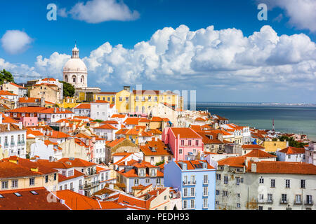 Lissabon, Portugal Skyline der Stadt über die Alfama. Stockfoto