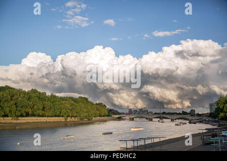 Riesige cumulonimbus Cloud (große flauschige Storm cloud) über den Fluss Themse in South West London (in der Nähe von Putney und Fulham) Stockfoto