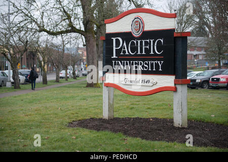 FOREST Grove, Oregon, das am 2. März 2017, eine hölzerne Eingangsschild für Pacific University, Bürgersteig und Straße im Hintergrund. Stockfoto