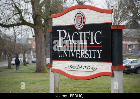 FOREST Grove, Oregon, das am 2. März 2017, in der Nähe von einem hölzernen Eingangsschild für Pacific University. Stockfoto