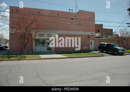 BURNS, Oregon 21. APRIL 2016, Bürogebäude Die Harney County Sheriff's in Burns, ein Pick-up-Truck ist vor geparkt. Stockfoto