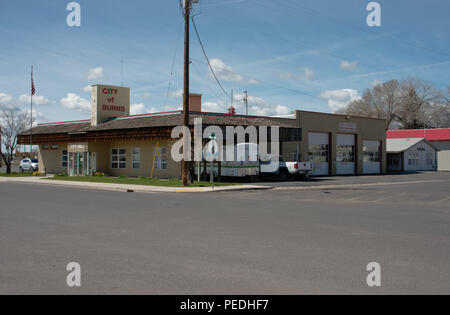 BURNS, Oregon 21. APRIL 2016, Rathaus, Feuerwehr und Polizei für die Stadt brennt. Stockfoto