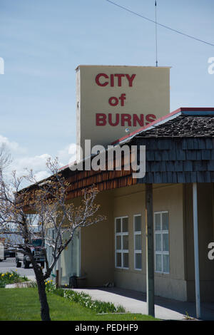 BURNS, Oregon 21. APRIL 2016, Seitenansicht der Fassade für die Stadt brennt Rathaus. Stockfoto