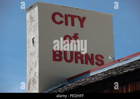 BURNS, Oregon 21. APRIL 2016, in der Nähe der "Stadt der Burns' Beschilderung auf der Oberseite des Brennt Rathaus Gebäude. Stockfoto