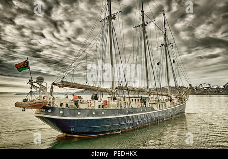 Sailship "Rembrandt van Rijn" aus dem Hafen von Ny-Ålesund, Spitzbergen oder Spitzbergen, Europa Stockfoto