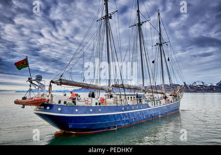 Sailship "Rembrandt van Rijn" aus dem Hafen von Ny-Ålesund, Spitzbergen oder Spitzbergen, Europa Stockfoto