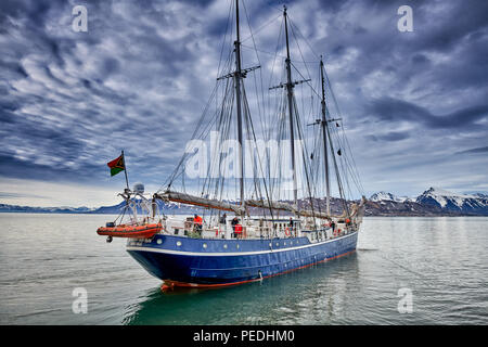 Sailship "Rembrandt van Rijn" aus dem Hafen von Ny-Ålesund, Spitzbergen oder Spitzbergen, Europa Stockfoto