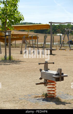 Holz- Kinder schaukeln auf einem Spielplatz am Flughafen Stockfoto