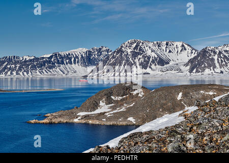 Kreuzfahrtschiff Kreuze arktische Landschaft von virgohamna oder Spitzbergen, Svalbard, Europa Stockfoto