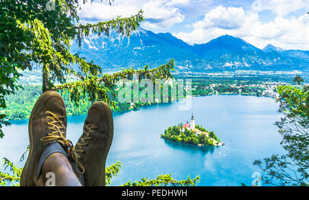 Wanderer genießen Aussicht über See in Slowenien Bled Stockfoto