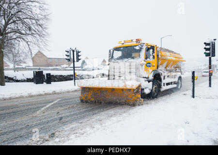 Durham County Council Schneepflug, Pflügen und Salz Verbreitung auf einer Straße in Consett, County Durham, UK, Stockfoto