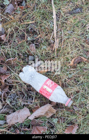 Eine weggeworfene Kunststoff Trinkflasche littering die Landschaft Stockfoto