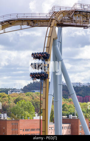 Ansicht Der Neuen Valkyria Achterbahn In Den Vergnugungspark Liseberg Europas Langste Dive Coaster Stockfotografie Alamy