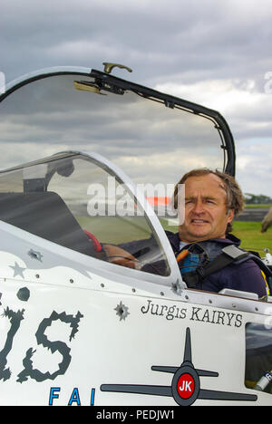 Jurgis Kairys, litauischer Luftfahrtpilot und Luftfahrtingenieur. Er hat viele Auszeichnungen in der Kunstflugbranche gewonnen. Im Cockpit des Flugzeugs Stockfoto