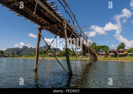 Bamboo Brücke über den Fluss Nam Song in Vang Vieng, Laos Stockfoto