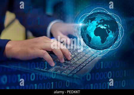 Drücken Sie die Eingabetaste, um den Computer.Business Logistik Kommunikation Netzwerk Karte Welt Nachricht senden Verbinden weltweit Hand Tastatur Communications net Stockfoto