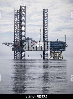 Atlantic Amsterdam neben Offshore Umspannwerk (OSS) Z01 auf Rennen Bank Offshore Wind Farm, UK aufgebockt Stockfoto
