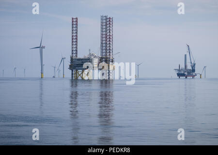 Atlantic Amsterdam neben Offshore Umspannwerk (OSS) Z01 auf Rennen Bank Offshore Wind Farm, UK aufgebockt. 2 Jack's Meer, Schiff, Meer Installer ist in der Ferne zu sehen. Stockfoto