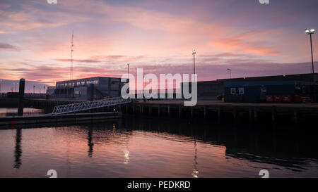 Die DONG Energy Race Bank Offshore Wind Farm Bau Basis auf dem Fisch Docks in Grimsby, Großbritannien Stockfoto