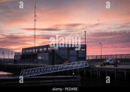 Die DONG Energy Race Bank Offshore Wind Farm Bau Basis auf dem Fisch Docks in Grimsby, Großbritannien Stockfoto