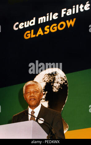 Nelson Mandela in seiner Rede bei der Zeremonie in Glasgow City Chambers, nachdem er die Freiheit der Stadt im Oktober 1993 verliehen. Stockfoto