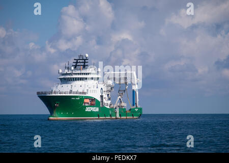 Die Offshore Construction Support Vessel, Havila Phoenix, arbeiten an der Rasse Bank Offshore Windpark in der Nordsee, Großbritannien Stockfoto