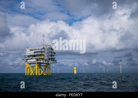 Eine von zwei offshore Unterstationen (Z04) auf der Offshore-windparks Walney Erweiterung Stockfoto