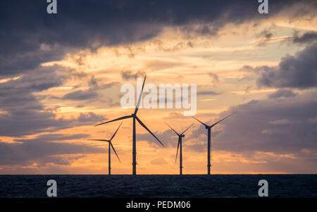 Dämmerung mit Windkraftanlagen des Offshore-windparks Walney Erweiterung Stockfoto