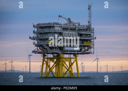 Eine Morgendämmerung Blick auf eine von zwei offshore Unterstationen (Z04), dass die Kraft vom Walney Erweiterung Offshore-Windpark land exportieren Stockfoto