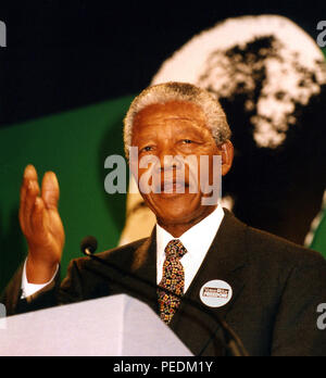 Nelson Mandela bei einer Zeremonie in Glasgow City Chambers, nachdem er die Freiheit der Stadt im Oktober 1993 ausgezeichnet wurde. Stockfoto