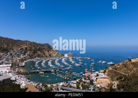 Overhead Weitwinkel und Blick auf die Bucht von ganzen Avalon Hafen mit Casino, Pleasure Pier, Segelboote und Yachten auf dem Santa Catalina Island Ferienhäuser in Kalifornien, Stockfoto