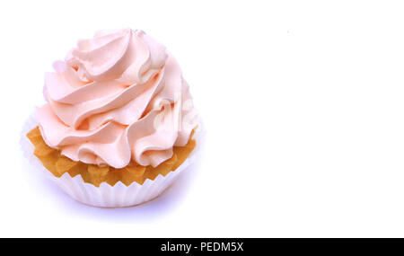 Isolierte Kuchen mit Sahne rosa. Lecker geburtstag Cupcake auf weißem Hintergrund Stockfoto