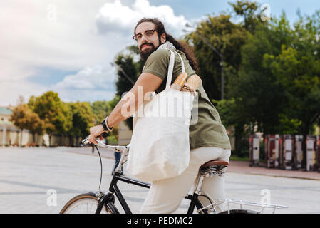 Nette Mann hält eine Tüte erfreut Stockfoto