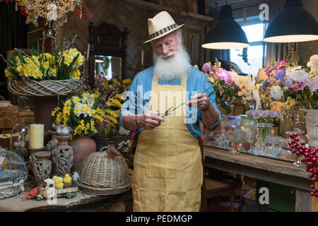 Männliche florist kümmert sich um Die Zustellung der Blumen in Flower Shop Stockfoto