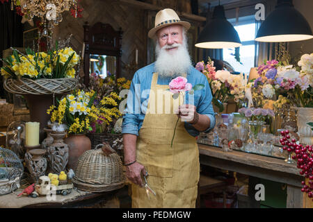 Männliche florist kümmert sich um Die Zustellung der Blumen in Flower Shop Stockfoto