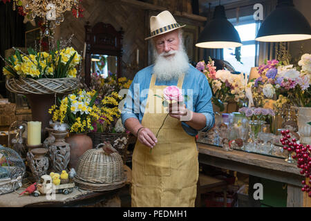 Männliche florist kümmert sich um Die Zustellung der Blumen in Flower Shop Stockfoto