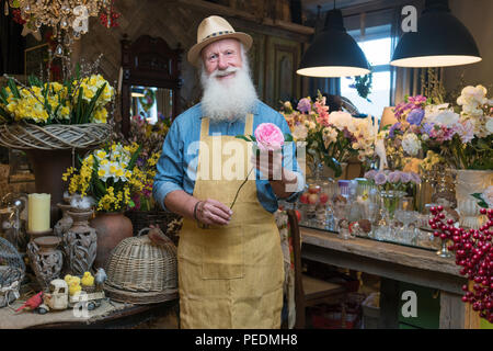 Männliche florist kümmert sich um Die Zustellung der Blumen in Flower Shop Stockfoto