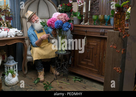 Männliche florist kümmert sich um Die Zustellung der Blumen in Flower Shop Stockfoto