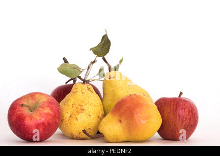 Drei reife, gelbe Hautfarbe Birnen und rote Äpfel, frische organische schöne Studio shot mit Stängel und Blätter Stockfoto