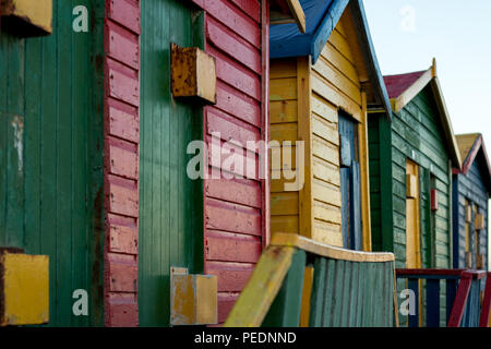 Bunte Häuser am Strand von Muizenberg. Stockfoto