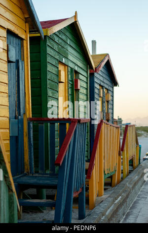 Bunte Häuser am Strand von Muizenberg. Stockfoto