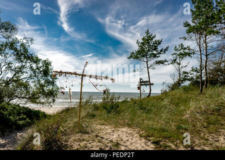 Küstenregion in Litauen Küstenlandschaft mit Sandstrand, Dünen mit marram Gras und rauer See an einem klaren Sommertag mit blauem Himmel. Foto genommen Stockfoto