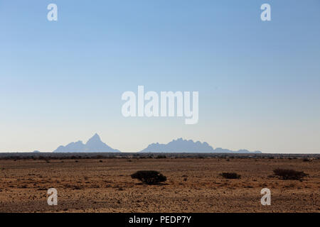 Panorama der Spitzkoppe und die umliegenden Berge. Oft als das Matterhorn Namibias genannt, steigt sie auf 700 m über der Wüste unten. Stockfoto