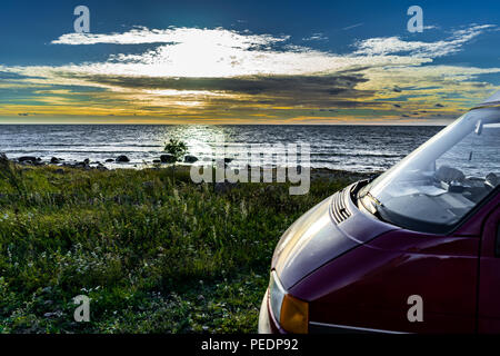 Estland - August 2018: VW Transporter T4 auf Ostsee mit Sonnenuntergang im Hintergrund und blauen Himmel mit Wolken. Der Volkswagen Transporter (T4) ist ein Van pr Stockfoto