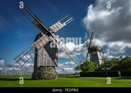 Blick Richtung Sammlung von alten Windmühlen an Angla Windmill Hill an einem sonnigen Tag mit blauen Himmel und Wolken in Saaremaa. Foto in Estland, Stockfoto