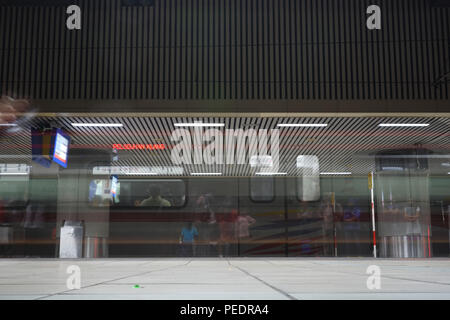 Foto auf Oktober 27 2017 in Kuala Lumpur, Malaysia. Bahnhof Langzeitbelichtung in Kuala Lumpur, Malaysia Stockfoto