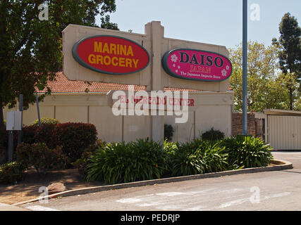 Marina Lebensmittelgeschäft und Daiso Japan Zeichen im El Mercado Center, Union City, Kalifornien Stockfoto