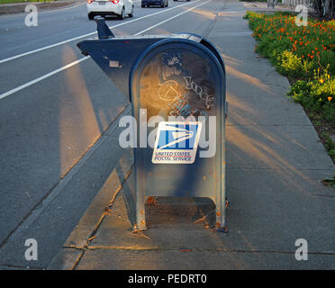 US Post Office Box Bürgersteig entlang Alvarado Niles Road in Union City California Stockfoto