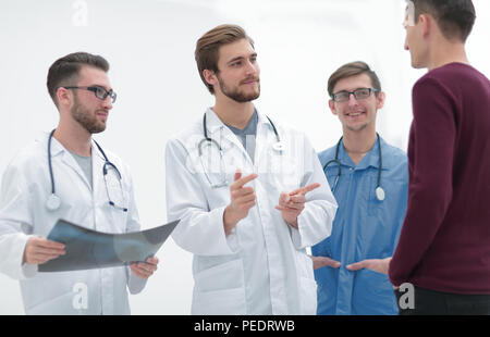 Arzt erklären Diagnose zu seinen Patienten Stockfoto