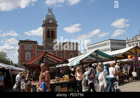 Marktstände in Chesterfield, Derbyshire England UK, englisches Marktstädtchen, Sommer sonnige Tagesmassen von Shoppern Stockfoto